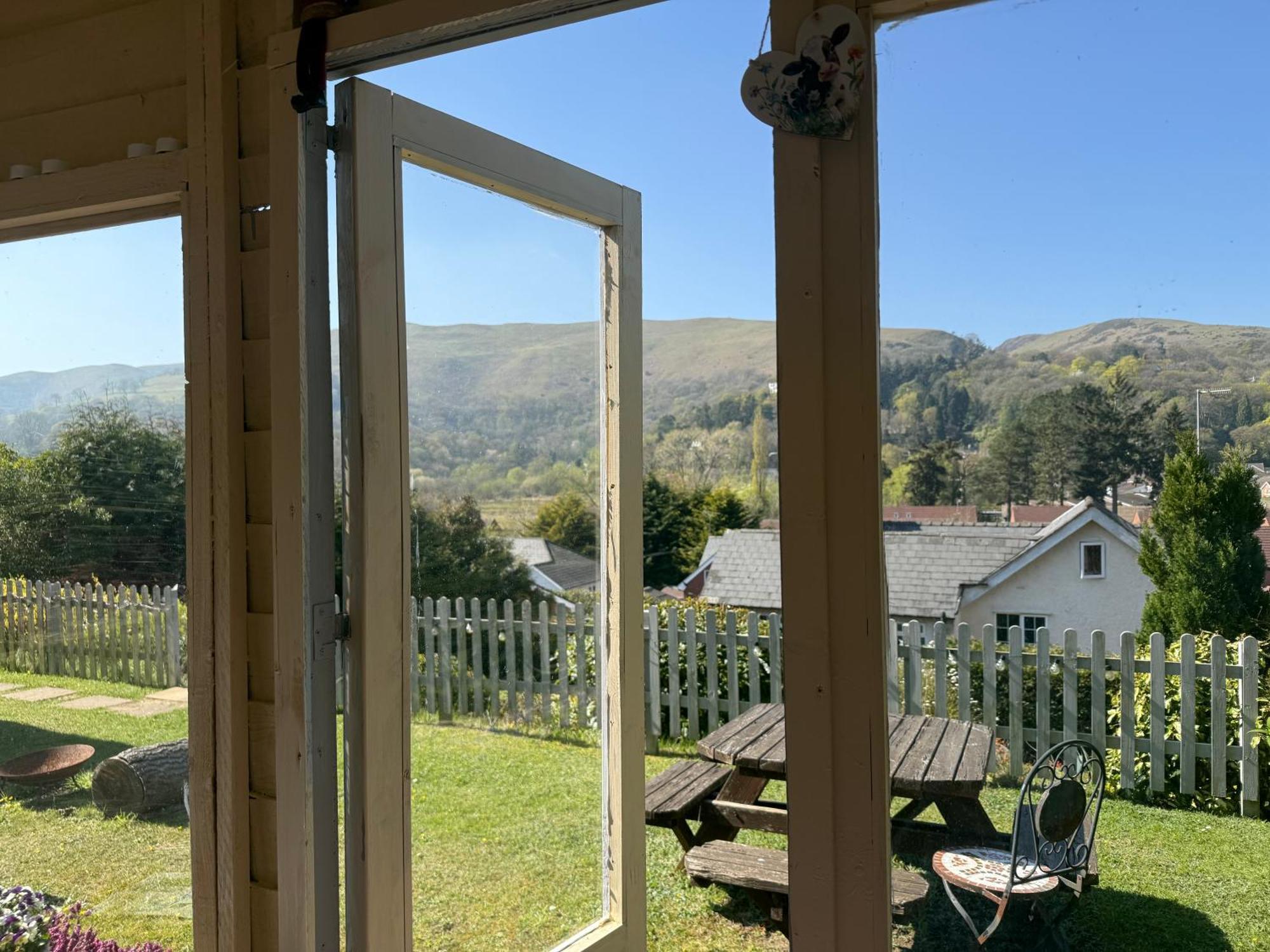 Hilltop Hut Church Stretton Exterior photo